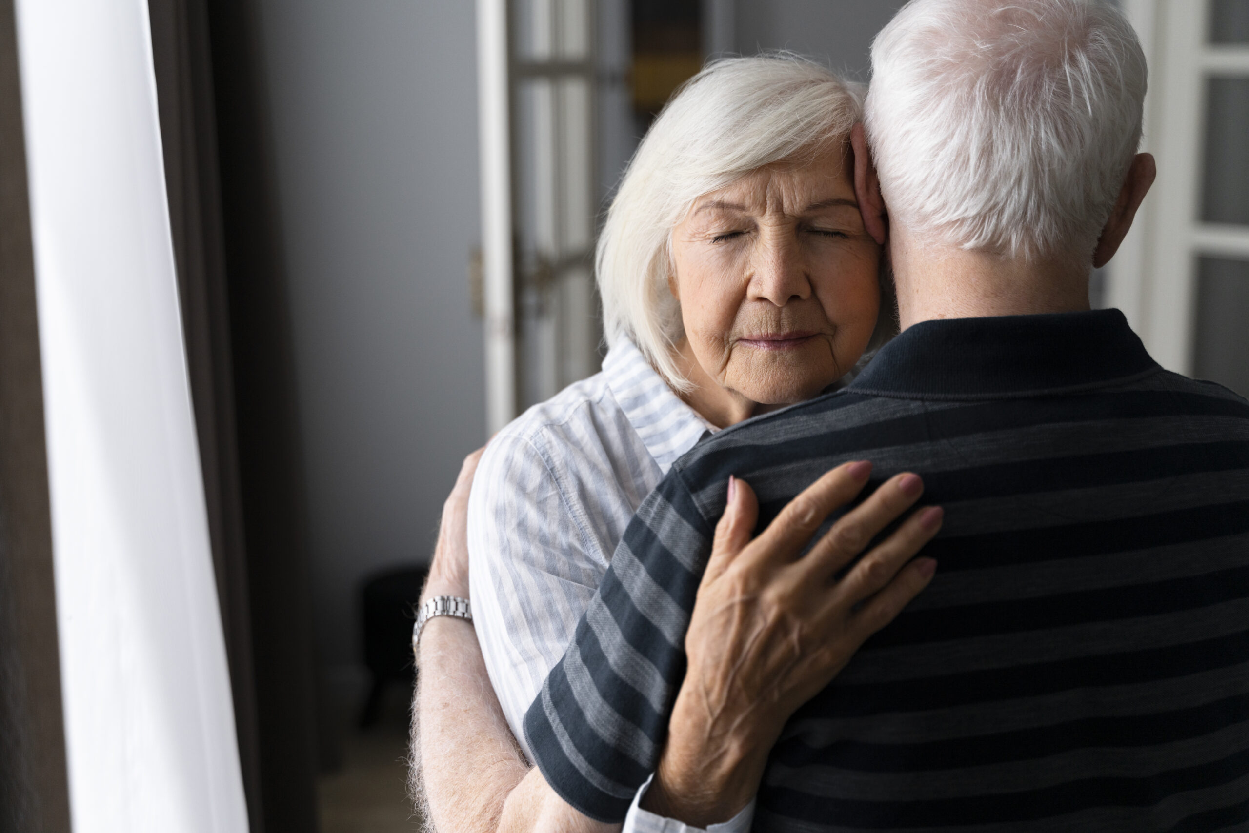 pessoas-idosas-enfrentando-doenca-de-alzheimer-juntas